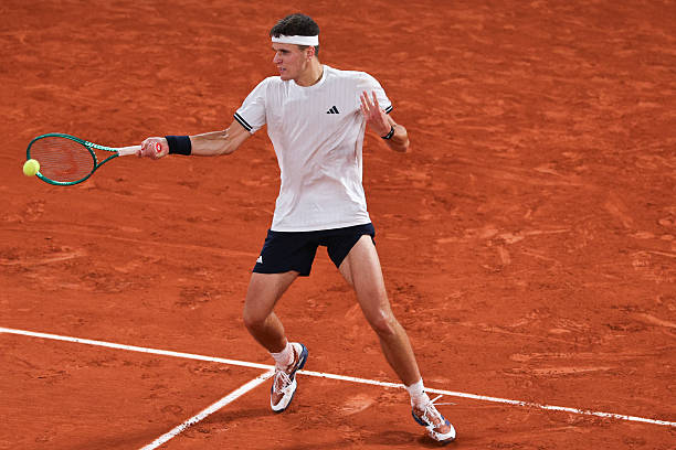 Noti-Deporte: Jakub Mensik se mete en las semifinales de Roland Garros 2026 tras eliminar a Joao Fonseca y muestra su firme candidatura al t&iacute;tulo