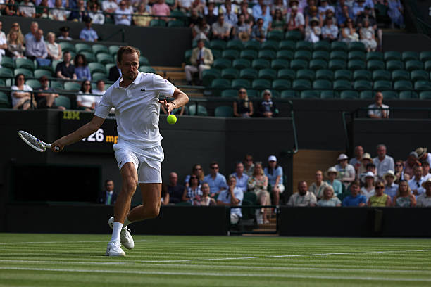 Noti-Deporte: Medvedev habla de Tsitsipas: "No me sorprender&iacute;a que termine ganando un Grand Slam"