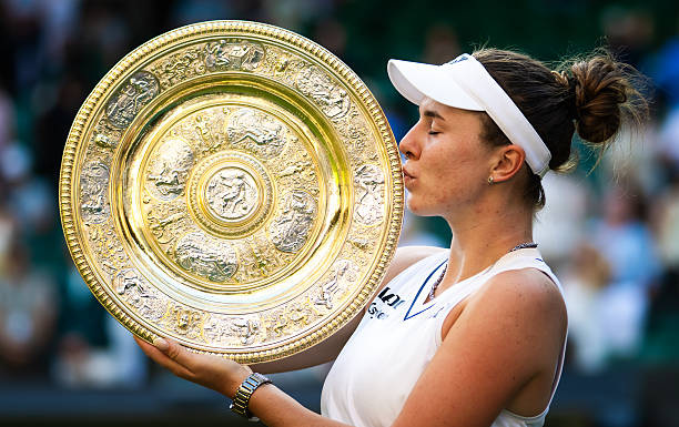 Noti-Deporte: por esto Noskova ha triunfado en Wimbledon y podr&iacute;a ser la nueva cara del tenis femenino